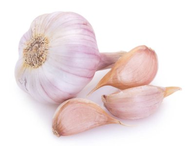 Beyaz arka planda taze sarımsak