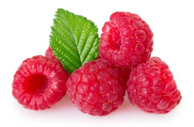 Beyaz arkaplanda taze ahududu