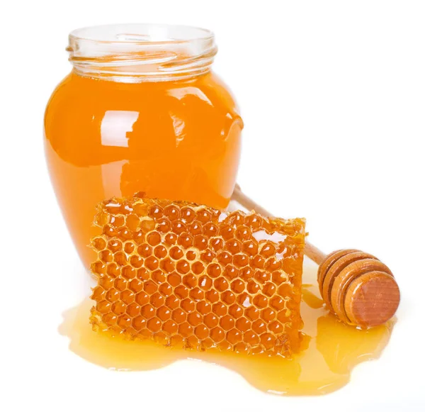 Honingraat met honing op witte achtergrond — Stockfoto