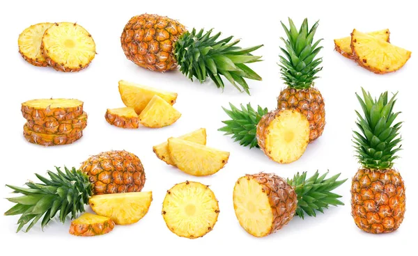 Beyaz arkaplanda taze ananas