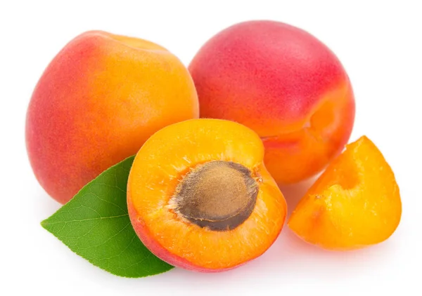 Frische Aprikose auf weißem Hintergrund — Stockfoto
