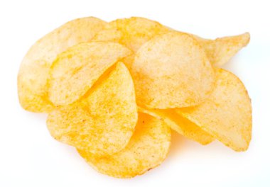 Beyaz arkaplanda patates cipsi