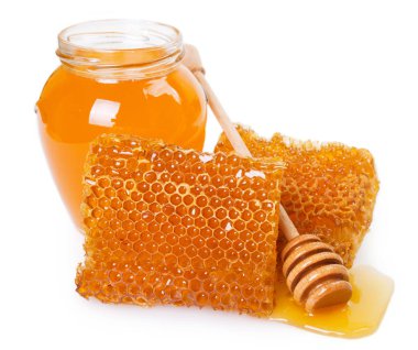 Beyaz arkaplanda bal olan bal peteği