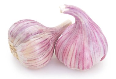 Beyaz arka planda taze sarımsak