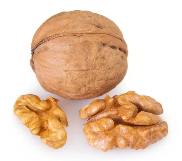 Surový vlašový ořech na bílém pozadí — Stock fotografie