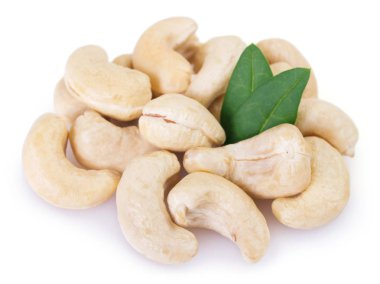 Beyaz arka planda kaju fıstığı