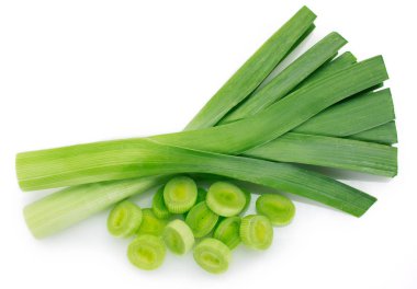 Beyaz arka planda taze pırasa