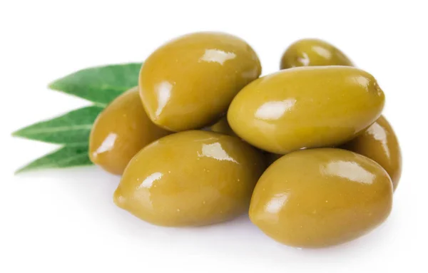 Grüne Oliven auf weißem Hintergrund — Stockfoto