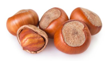 Beyaz arkaplanda fındık