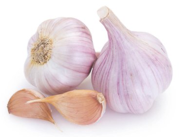 Beyaz arka planda taze sarımsak