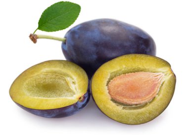 Beyaz arkaplanda taze erik