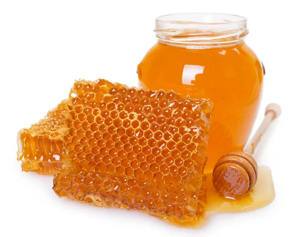 Bikaka med honung på vit bakgrund — Stockfoto