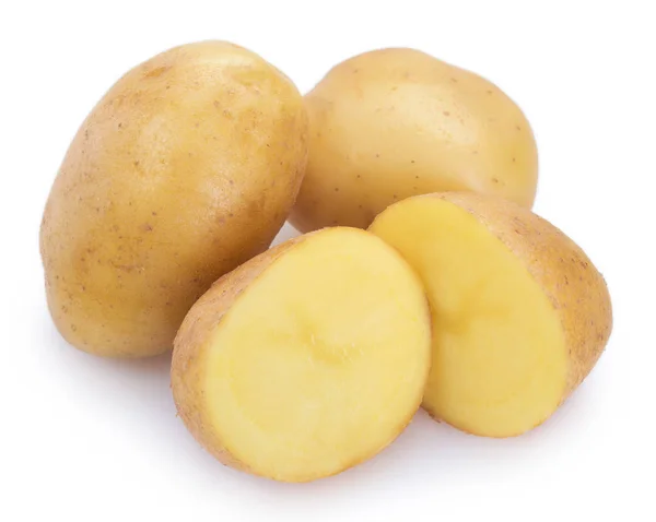 Rå potatis på vit bakgrund — Stockfoto