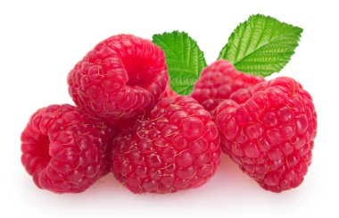 Beyaz arkaplanda taze ahududu