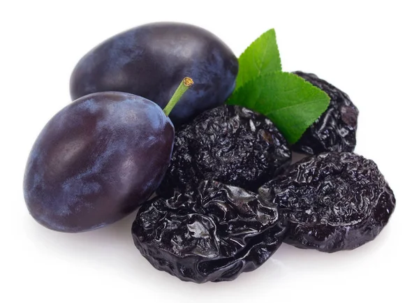 Beyaz arka planda erik ile taze erik