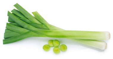 Beyaz arka planda taze pırasa