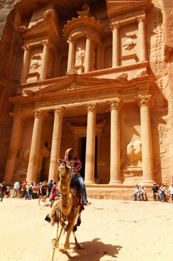 Petra, Ürdün - 3 Mayıs 2018: Al-Khazneh (Hazine), Petra, eski başkenti Nabatean Krallık. Modern dünyanın 7 harikasından biridir, bu sitedeki, tapınaklar, mezarları ve kaya oyulmuş diğer binalar vardır.