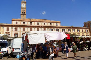 Forli, İtalya - 1 Haziran 2020: Piazza Aurelio Saffi (Aurelio Saffi Meydanı) şehir merkezinde bir pazar gününde. Koronavirüs Covid-19 'a karşı koruyucu yüz maskesi takan bir sürü insan var. Forli, Emilia Romagna, İtalya