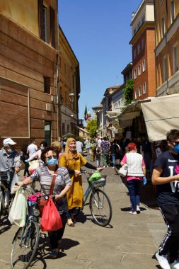 Forli, İtalya - 01 Haziran 2020: Via delle Torri, şehir merkezinde bir pazar günü. Koronavirüs Covid-19 'a karşı koruyucu yüz maskesi takan bir sürü insan var. Forli, Emilia Romagna, İtalya