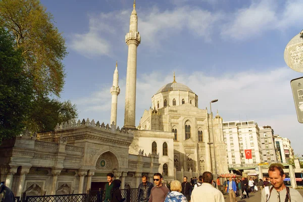 Istanbul Turkey April 2019 Pertevniyal Valide Sultan Mosque Istanbul Turkey — Stock Photo, Image