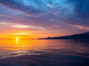 Adriyatik Denizi, Karadağ, bir Yelkenli tekne yakalanan güzel gün batımı