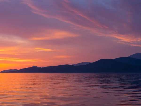 アドリア海 モンテネグロ 航行ボートからキャプチャの美しい夕日 — ストック写真