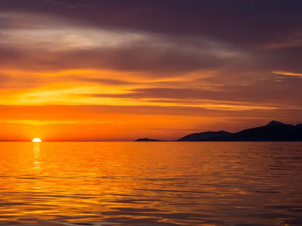 Beau Coucher Soleil Dans Mer Adriatique Monténégro Capturé Voilier Image En Vente