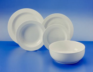 dört yemekler ve açık mavi renkli bir pot