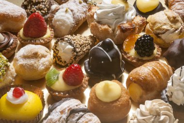 birçok tür bir krema, çikolata ve meyve ile küçük hamur işleri