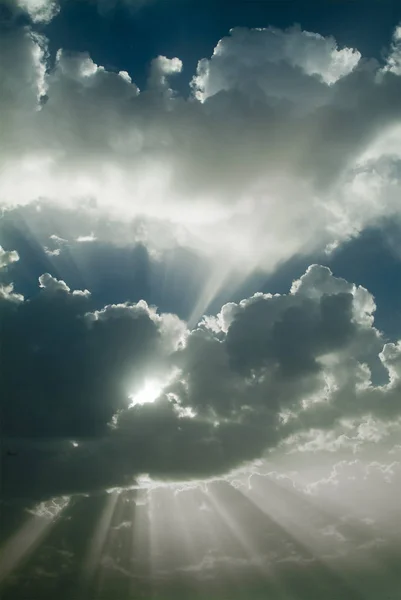 Hemel Met Zonnestralen Filteren Door Middel Van Wolken Mooie Natuurlijke — Stockfoto