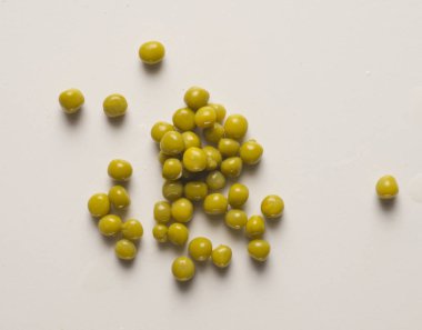 küçük masada, gölge dağınık bezelye yığını