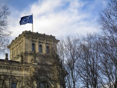 Avrupa bayrak sallayarak berliner çatıda Bundestag mavi gökyüzü üzerinde