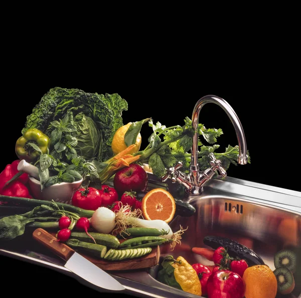 야채와 배경에 스테인레스 싱크대에 과일의 — 스톡 사진