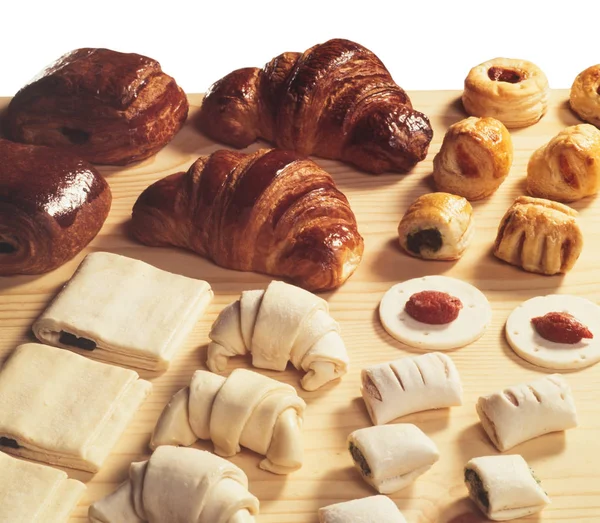 Nyers Főtt Croissant Fából Készült Asztal Előételek — Stock Fotó