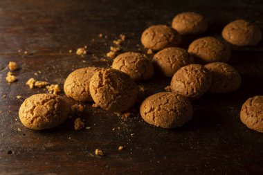 Amaretti bisquits yakın çekim, eski ahşap masa arka plan