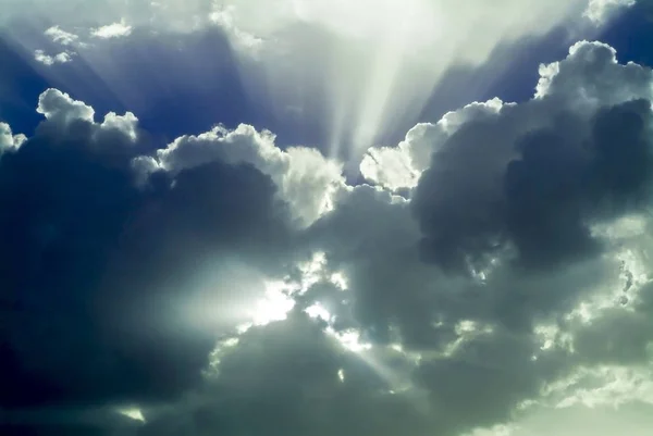 Fırtınadan Sonra Gökyüzü Mavi Işık Güneş Işınları — Stok fotoğraf