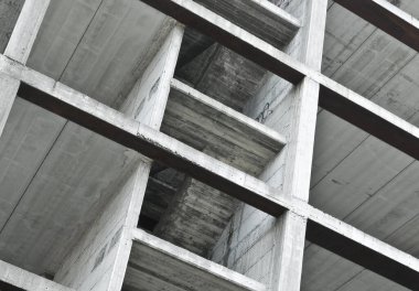 Güçlendirilmiş beton yapı, bulutlu arka planda yük taşıyıcı yapı