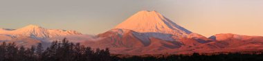 Ngauruhoe volkan kış batımında Tongariro Ulusal Parkı, Yeni Zelanda
