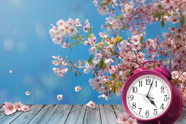 Relógio Primavera Flores Cereja Mesa Madeira Conceito Tempo Verão — Fotografia de Stock