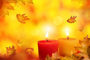 Arka plan ile yanan mumlar yaprak