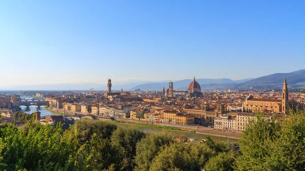 Panoramautsikt Florens katedral och Ponte Vecchio — Stockfoto