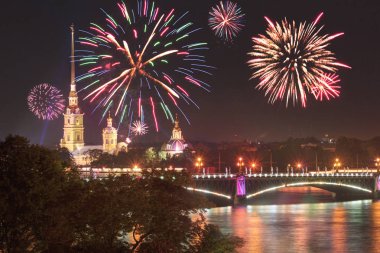 Peter ve Paul Katedrali toprak Neva nehir n St Petersburg Rusya üzerinde havai fişek