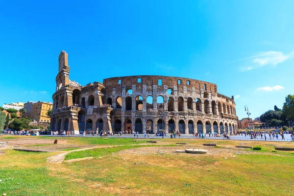 Колизей Солнечный День Туристами Рим Италия — стоковое фото