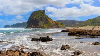 Piha Beach ile aslan Rock, Yeni Zelanda