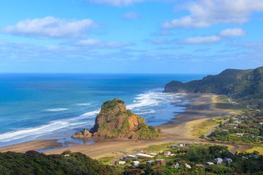 Aslan kayada Piha plaj havadan görünümü, Yeni Zelanda