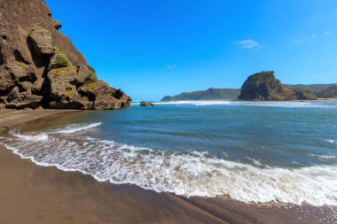 Yüksek gelgit aslan Rock Piha beach, aslan kaya, Yeni Zelanda