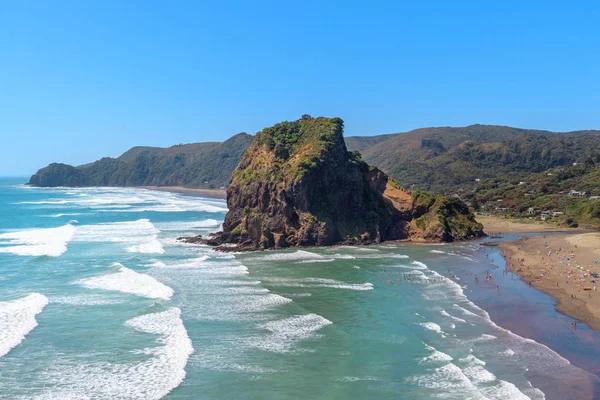 Sommer Piha Strand Mit Löwenfelsen Neuseeland — Stockfoto