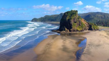 Piha Beach ve aslan Rock sabah güneşin, Yeni Zelanda
