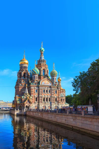 在清晨的阳光下 在格里博伊多夫运河上洒满鲜血的救世主大教堂 圣彼得堡 — 图库照片