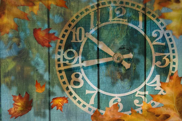 Годинник і осіннє листя фон - концепція літнього часу — стокове фото